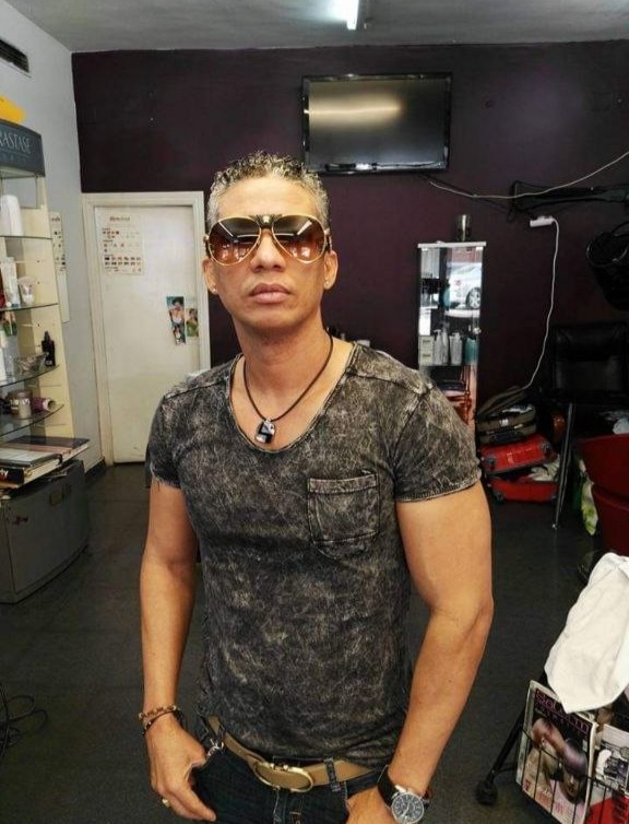 Elvyn, barbero con 35 años de oficio